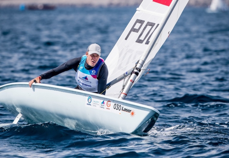 Tadeusz Kubiak dziewiąty po bezwietrznym dniu na PŚ w Genui - GospodarkaMorska.pl