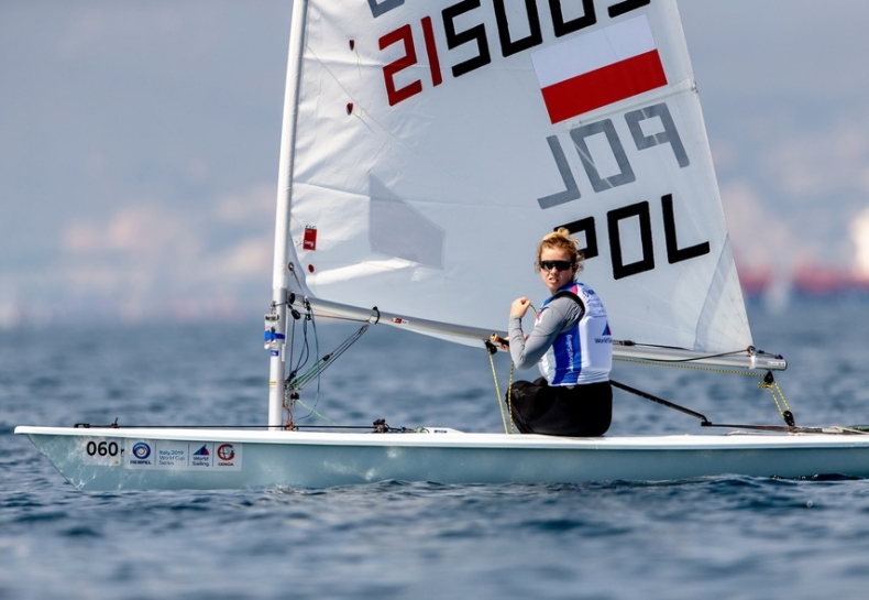 Kolejny bezwietrzny dzień na Pucharze Świata w Genui - GospodarkaMorska.pl