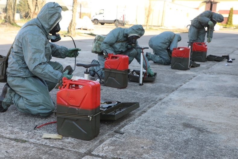 Zawody Zespołów Obrony Przed Bronią Masowego Rażenia 8.FOW - GospodarkaMorska.pl