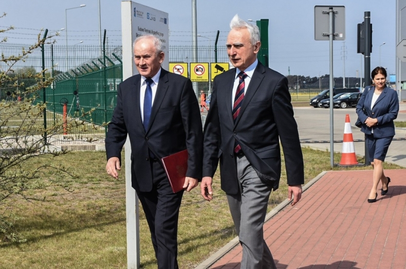 Naimski: planujemy postawienie pływającego teminala do odbioru LNG - GospodarkaMorska.pl