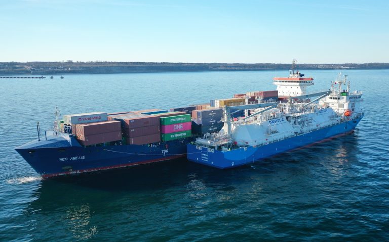Kontenerowiec Wes Amelie po raz pierwszy zatankował paliwo LNG metodą ship-to-ship - GospodarkaMorska.pl