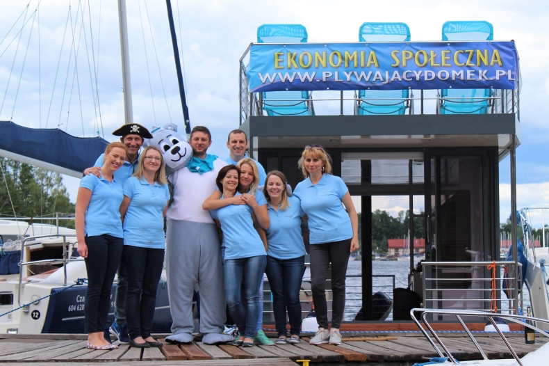 Pływający po mazurskich jeziorach domek pomoże potrzebującym - GospodarkaMorska.pl