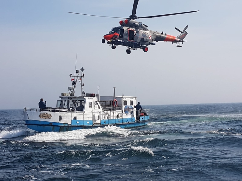 Akcja ratownicza na Bałtyku. Ewakuacja z jednostki wędkarskiej (foto) - GospodarkaMorska.pl