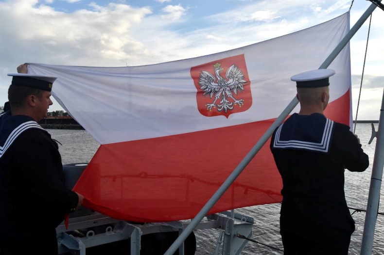 Dzień Flagi RP i Święto Konstytucji 3 Maja na okrętach 3. Flotylli - GospodarkaMorska.pl