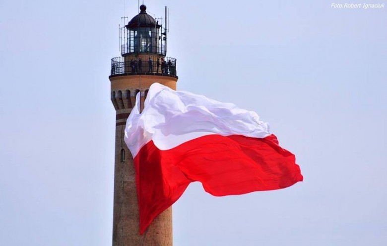 Największa flaga w Polsce zawisła na świnoujskiej latarni morskiej, ale tylko na chwilę. Wiatr pokrzyżował plany (foto, wideo) - GospodarkaMorska.pl