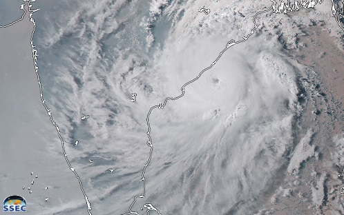 Indie: Cyklon Fani uderzył we wschodnie wybrzeże (wideo) - GospodarkaMorska.pl