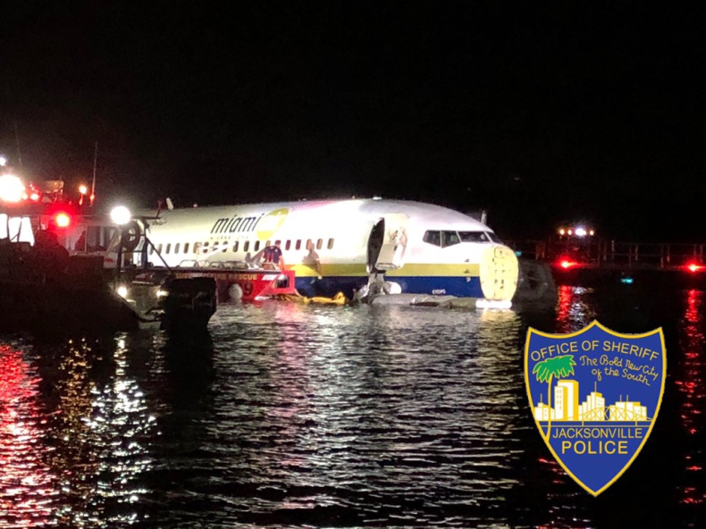 USA: Boeing wypadł z pasa startowego do rzeki, 21 osób rannych - GospodarkaMorska.pl