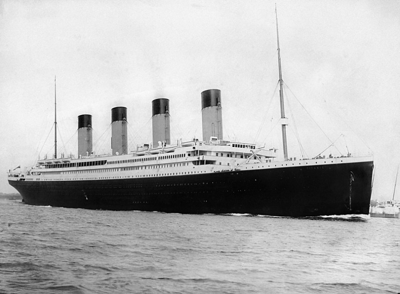 Piersiówka z wraku Titanica sprzedana za prawie 100 000 dolarów - GospodarkaMorska.pl