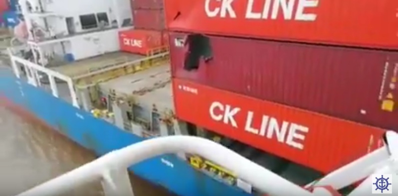 Zderzenie dwóch kontenerowców w Wietnamie (wideo) - GospodarkaMorska.pl
