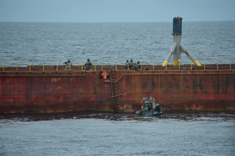 Piraci porwali Blue Marlin - jeden z największych półzanurzalnych statków transportowych (foto) - GospodarkaMorska.pl