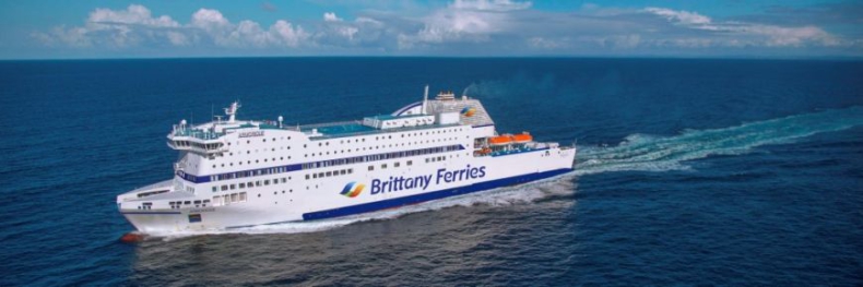 Pasażerowie promu Brittany Ferries byli zmuszeni do nocowania na pokładzie statku - GospodarkaMorska.pl