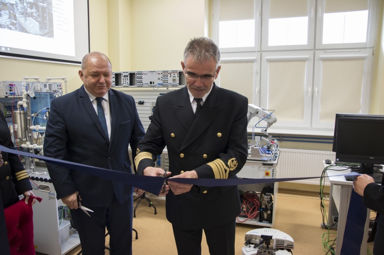 Innowacyjny sprzęt szkoleniowy dla kadry morskiej. Uniwersytet Morski w Gdyni zakończył projekt iMEN - GospodarkaMorska.pl