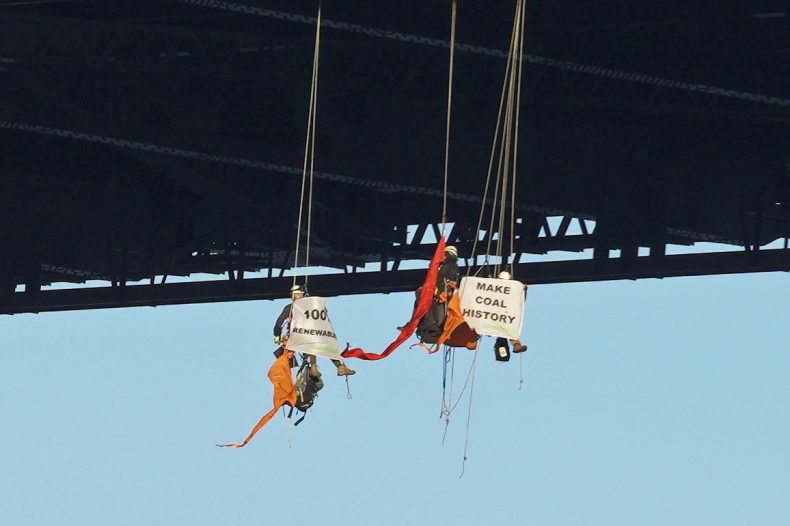 Aktywiści Greenpeace'u aresztowani za protest na moście w Sydney - GospodarkaMorska.pl