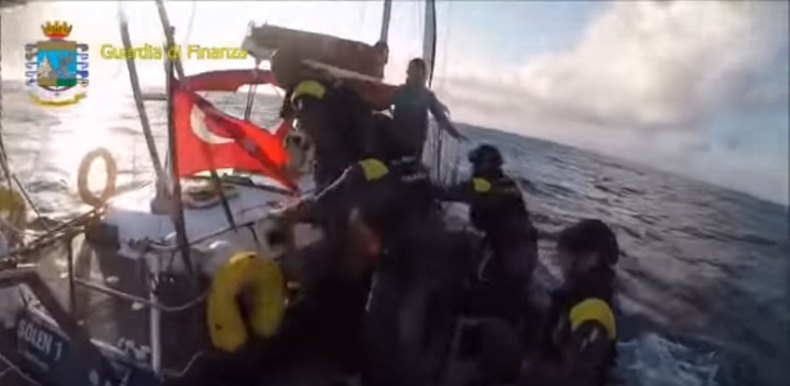 5,5 tony haszyszu skonfiskowano u wybrzeży Sycylii (wideo) - GospodarkaMorska.pl