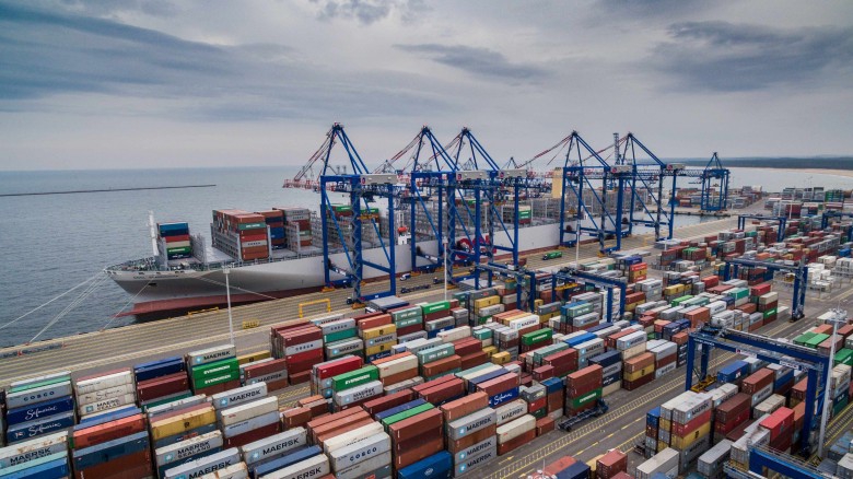 Singapurski koncern razem z partnerami zakończył zakup największego polskiego terminalu kontenerowego - GospodarkaMorska.pl