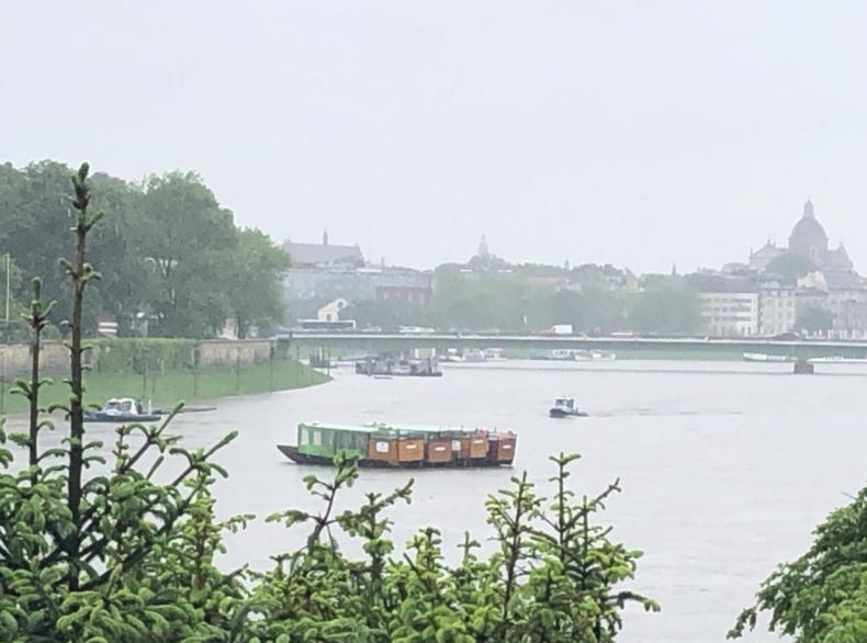 Kraków: Policjanci komisariatu wodnego powstrzymali dryfujące barki od uderzenia w most Dębnicki (wideo) - GospodarkaMorska.pl