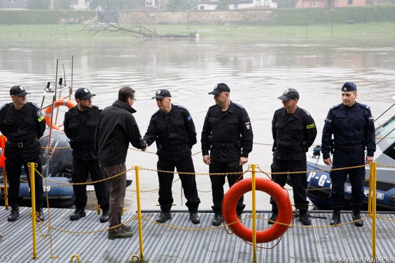 Kraków: Premier odwiedził policjantów komisariatu wodnego - GospodarkaMorska.pl