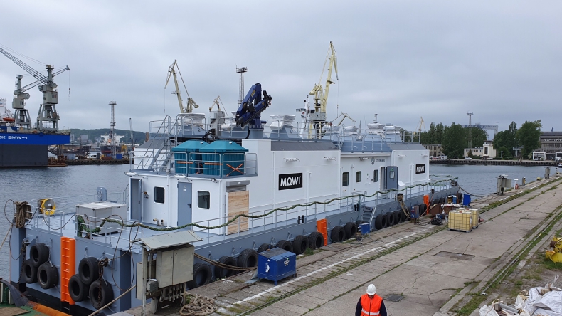 STAL Complex przekazał w pełni wyposażoną barkę do karmienia łososi - GospodarkaMorska.pl