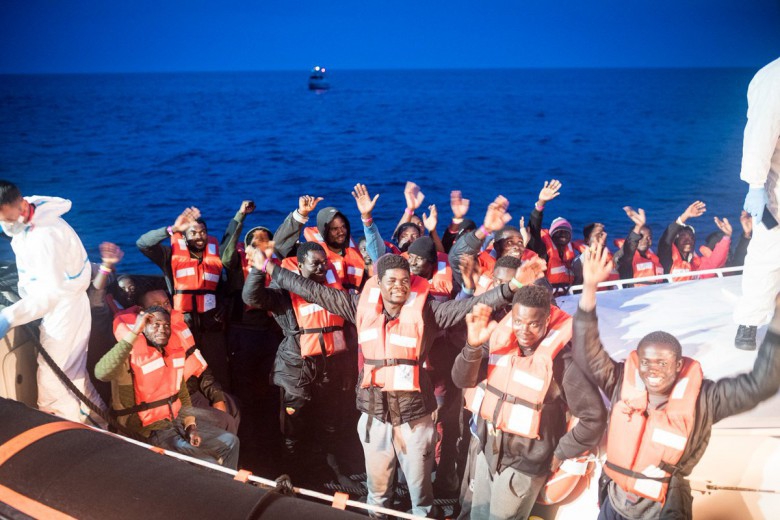 Maltańska marynarka udzieliła pomocy 216 migrantom na dwóch łodziach - GospodarkaMorska.pl