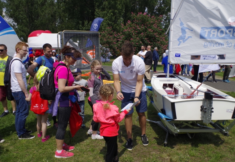 Wielkie zainteresowanie stoiskiem PZŻ, promującym żeglarstwo na 21. Pikniku Olimpijskim - GospodarkaMorska.pl