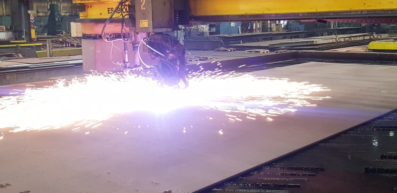 Cięcie stali w stoczni CRIST na kolejny innowacyjny polarny statek pasażerski - GospodarkaMorska.pl