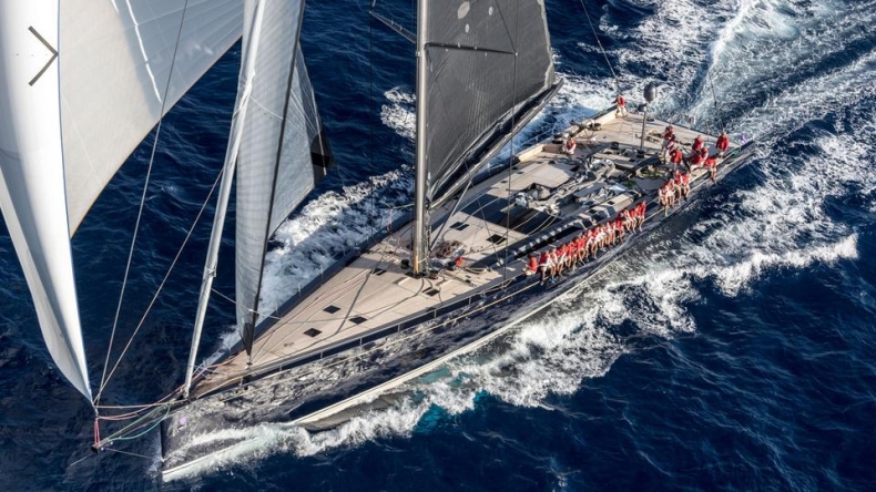 40 mln dolarów trafiło do wody. Luksusowy superjacht spadł ze statku na Morzu Śródziemnym - GospodarkaMorska.pl