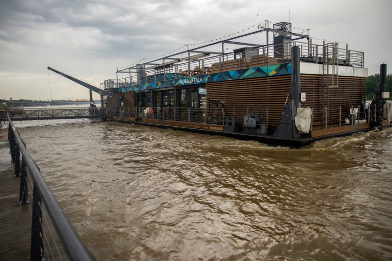 Warszawa: Do stolicy dotarła fala wezbraniowa. Stan wody to obecnie około 550 centymetrów - GospodarkaMorska.pl