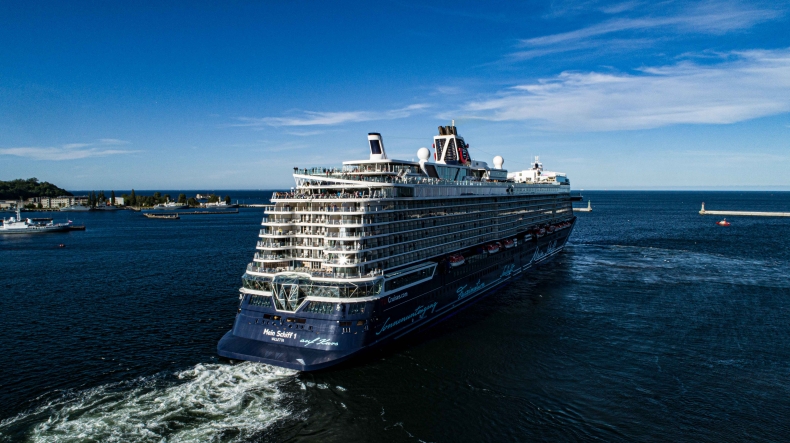 Mein Schiff 1 w Porcie Gdynia. To jeden z najdłuższych wycieczkowców tego sezonu (foto, wideo) - GospodarkaMorska.pl