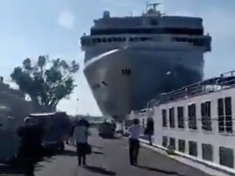 Rozpędzony wycieczkowiec staranował nabrzeże i mniejszy statek w Wenecji [wideo] - GospodarkaMorska.pl