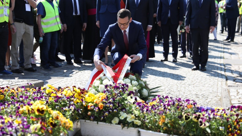 Premier złożył kwiaty pod Pomnikiem Poległych Stoczniowców w Gdańsku - GospodarkaMorska.pl
