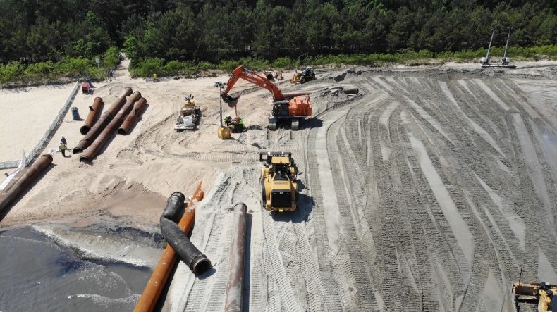 Rozpoczęło się poszerzanie gdańskiej plaży między Brzeźnem a Jelitkowem (foto) - GospodarkaMorska.pl