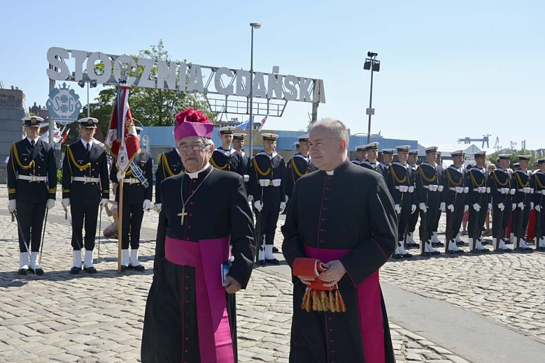 Abp Głódź pod Pomnikiem Poległych Stoczniowców modlił się o dobre korzystanie z wolności - GospodarkaMorska.pl