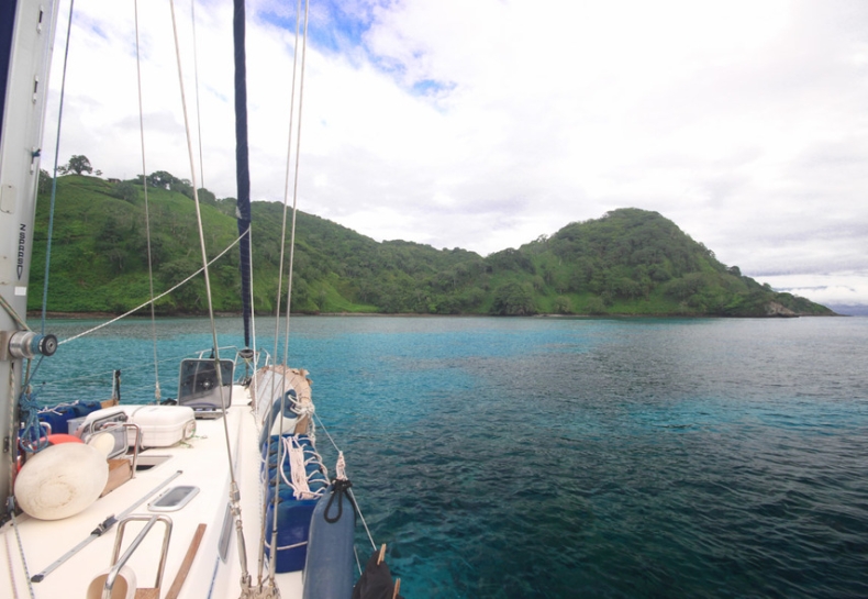 Jacht Crystal z wizytą na Wyspie Kokosowej w ramach rejsu dookoła świata - GospodarkaMorska.pl