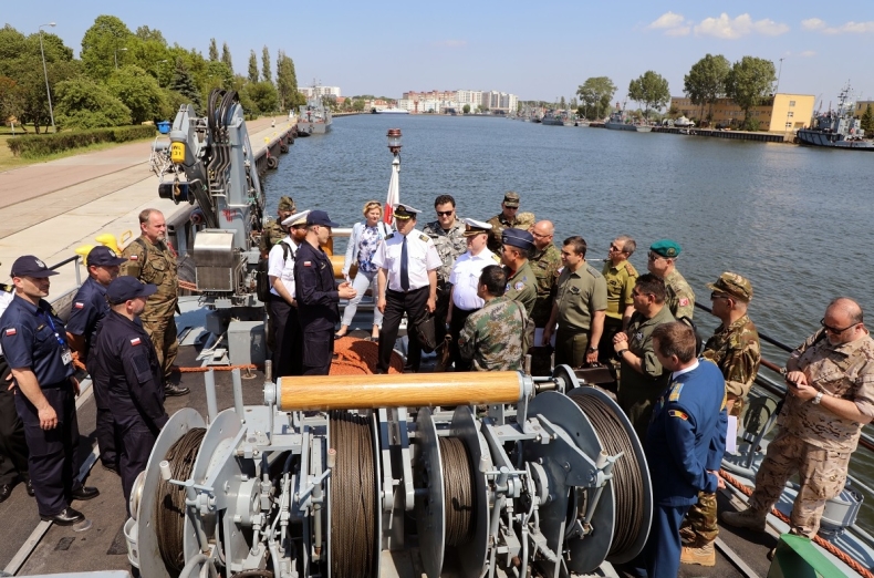 Wizyta Wojskowego Korpusu Dyplomatycznego w 8. Flotylli Obrony Wybrzeża - GospodarkaMorska.pl