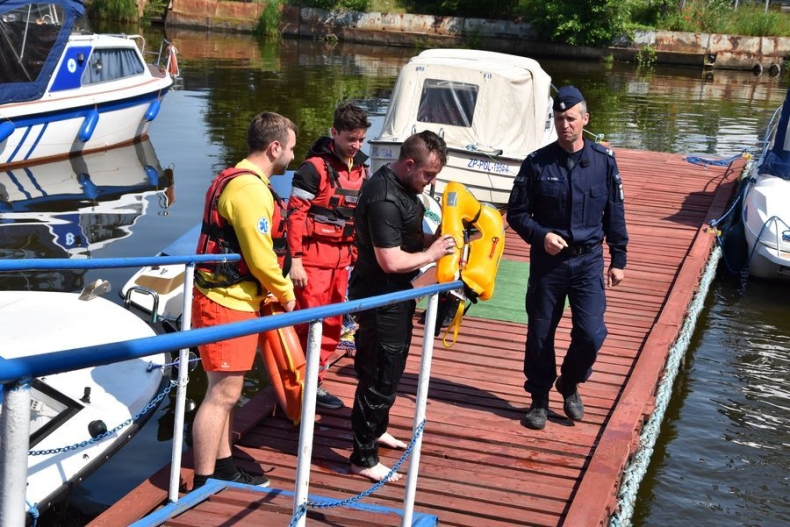 Szczecin: Nowy sprzęt dla policjantów do akcji ratunkowych nad wodą - GospodarkaMorska.pl