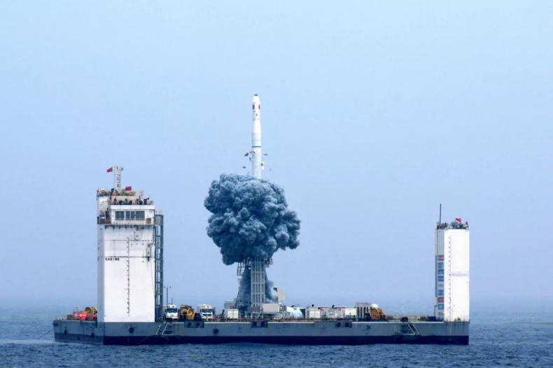 Chiny wystrzeliły rakietę kosmiczną ze statku na morzu (wideo) - GospodarkaMorska.pl