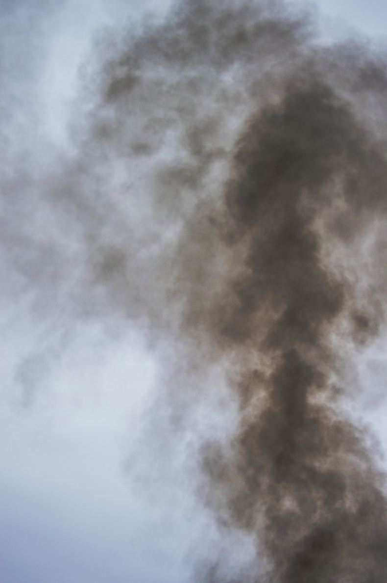 Pożar wiaty na terenie Vistalu w Gdyni. Czarny dym było widać z dużej odległości - GospodarkaMorska.pl