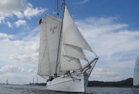 Historyczny żaglowiec zatonął po zderzeniu z kontenerowcem. 5 osób rannych (foto, wideo) - GospodarkaMorska.pl