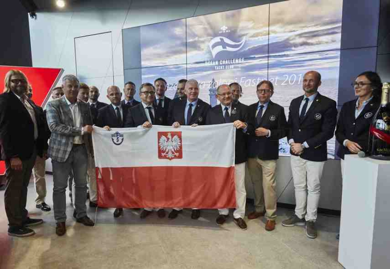 Tomasz Chamera przekazał banderę załodze Ocean Challenge Yacht Club przed regatami Fastnet Race - GospodarkaMorska.pl
