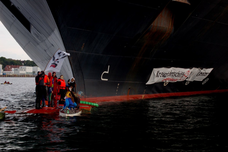 Aktywiści klimatyczni zablokowali wycieczkowcowi wyjście z niemieckiego portu Kilonia (wideo) - GospodarkaMorska.pl