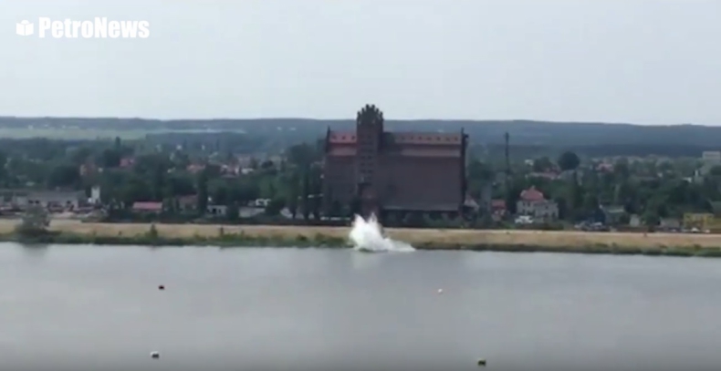 Samolot spadł do Wisły podczas pokazów lotniczych (wideo) - GospodarkaMorska.pl