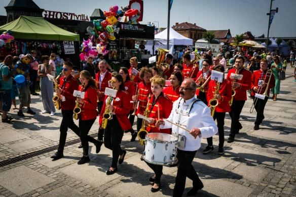 Szczecin: Przemarsz orkiestr dętych podczas drugiego dnia Dni Morza - GospodarkaMorska.pl