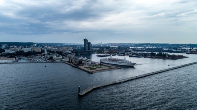 W basenie portowym w Gdyni znaleziono zwłoki - GospodarkaMorska.pl