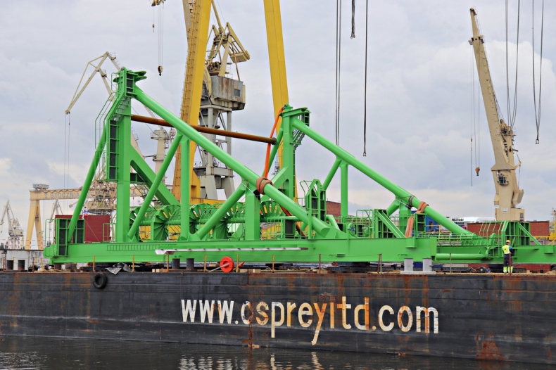 Załadunek ramy grippera w Stoczni Szczecińskiej - GospodarkaMorska.pl