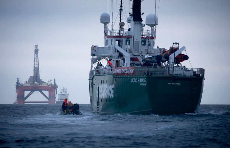 Wielka Brytania: Statek Greenpeace zatrzymał platformę wiertniczą BP - GospodarkaMorska.pl