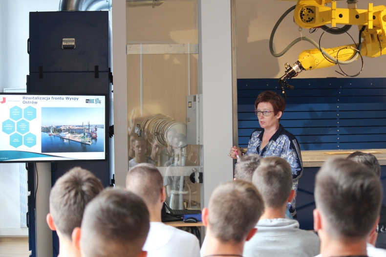 Centrum Programowania Robotów Przemysłowych na Wyspie Ostrów już działa - GospodarkaMorska.pl