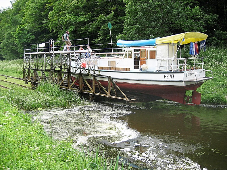 Po burzy na Kanale Elbląskim osunęła się skarpa. Szlak zamknięty dla części jednostek - GospodarkaMorska.pl