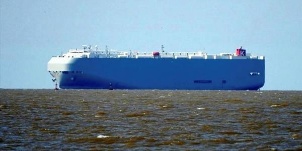 Płonący samochodowiec porzucony w pobliżu filipińskiego wybrzeża - GospodarkaMorska.pl