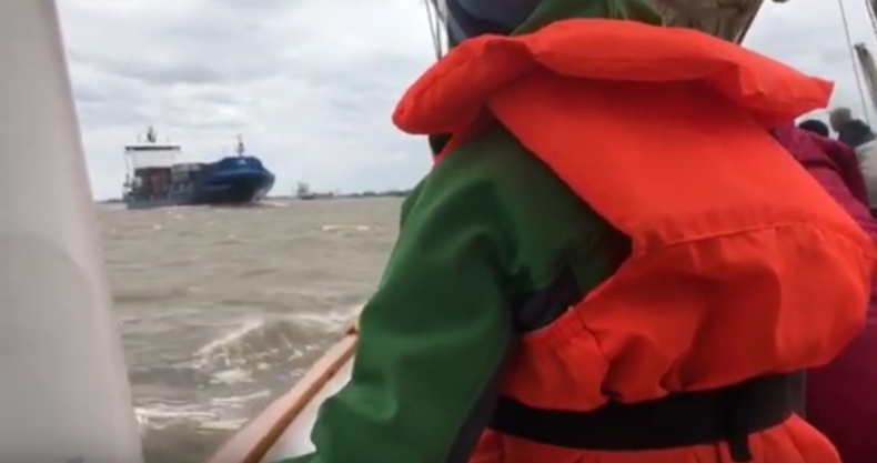 Kontenerowiec taranuje historyczny żaglowiec. Jest nagranie z wypadku (wideo) - GospodarkaMorska.pl