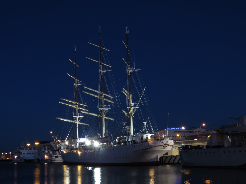 Gdynia: Pilotażowa iluminacja statku muzeum „Dar Pomorza” - GospodarkaMorska.pl